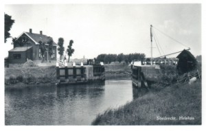 De Helsluis in de Hollandse Biesbosch, waar twee landwachters door het verzet in een hinderlaag werden gelokt in de nacht van 9 op 10 mei 1944. Het leidde tot de vergeldingsrazzia waarbij bijna 300 mensen werden opgepakt en afgevoerd.